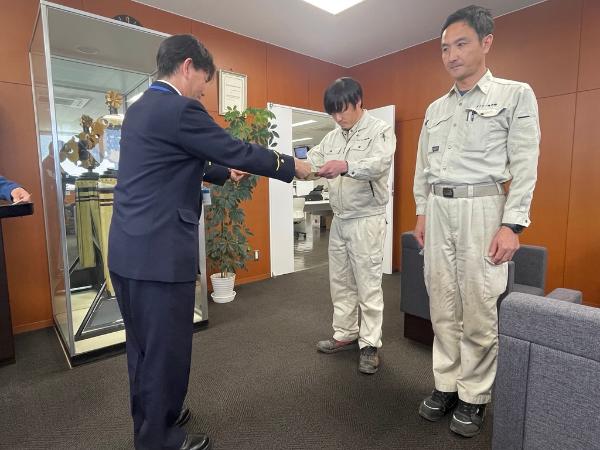 消防長から感謝状を贈呈されている様子