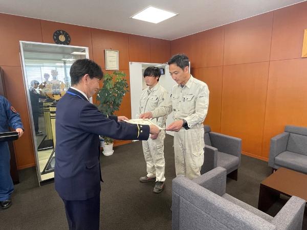 消防長から感謝状を贈呈されている様子