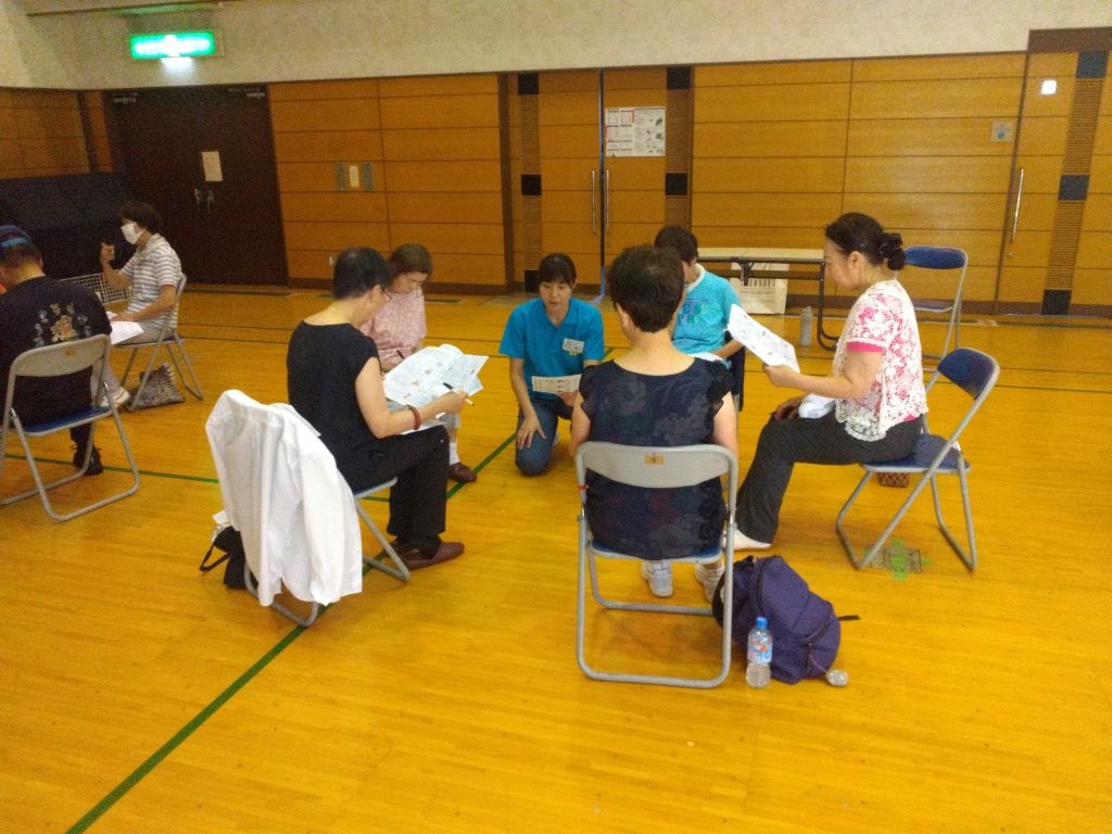 グループワークする高齢者