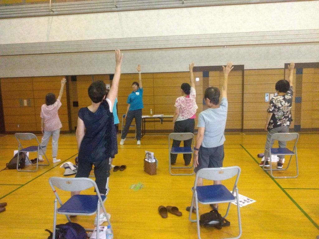 体操する高齢者