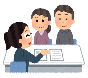 書類を見て相談に乗る相談員の画像