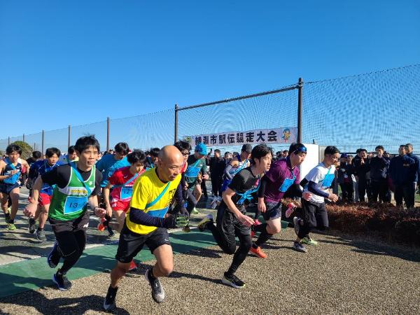 スタートを切る選手の様子