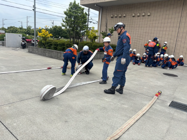 ホース延長訓練を実施している写真