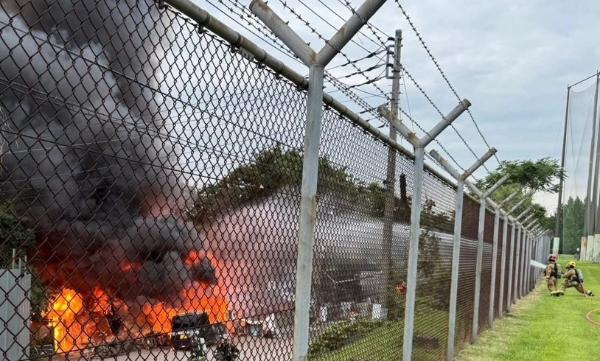 米海軍航空施設消防隊による消火活動の様子(米海軍厚木航空施設消防隊から提供)
