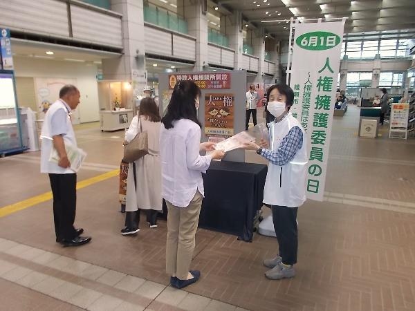 啓発物品を配布する人権擁護委員