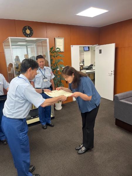 消防長から感謝状を贈呈されている様子