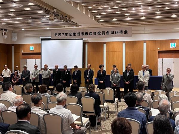新任会長のあいさつの様子