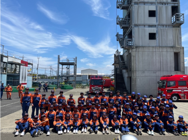 綾瀬市少年消防クラブ員と海老名市少年消防クラブ員での記念撮影