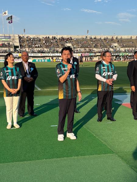 選手たちを激励する市長の様子