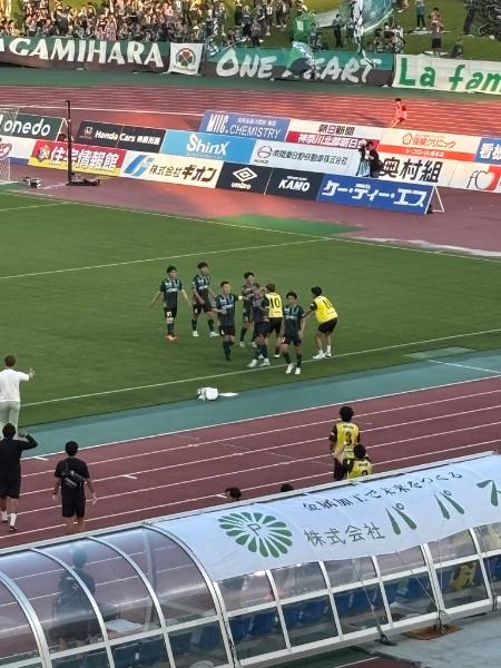 得点し喜ぶ選手たち