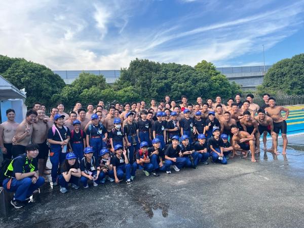 神奈川県消防学校の学生と一緒に写真を撮影