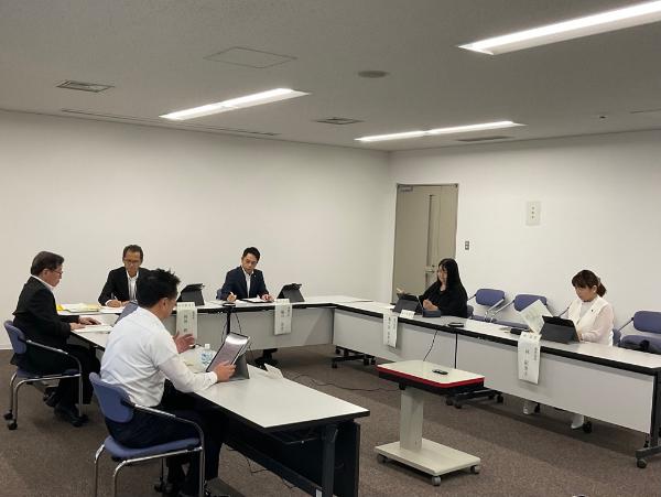 会議で意見を交わしている様子