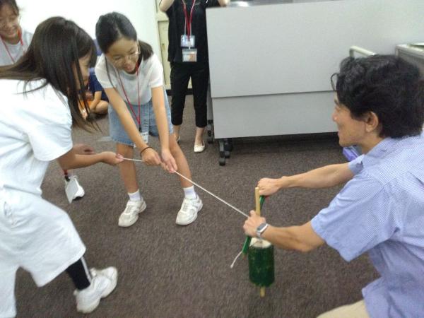 学習会にてインドネシアのコマ「ガシン」で遊ぶ様子