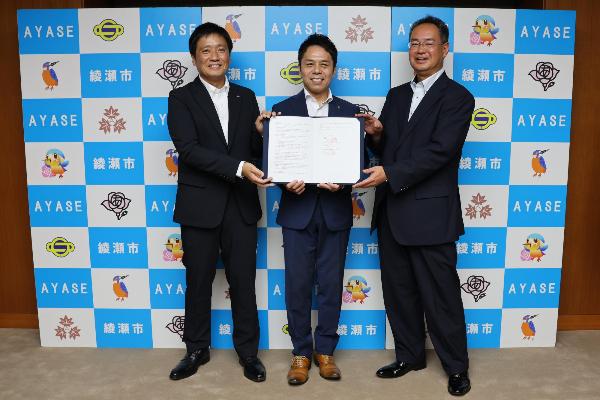 協定締結式の様子(左からSBSロジコム株式会社 吉野 大輔部長、橘川市長、小田急電鉄株式会社 荒畑 成雄部長)