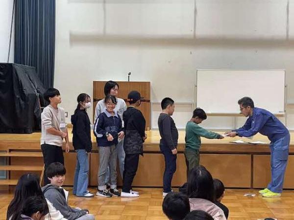 閉会式で修了書授与する様子