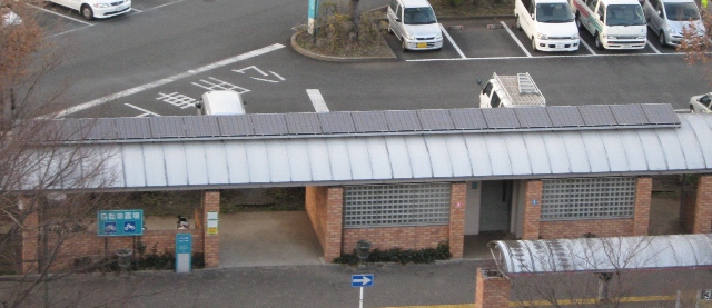 駐車場近くにのバスロータリーの上部に設置された太陽電池モジュールを上から写した写真