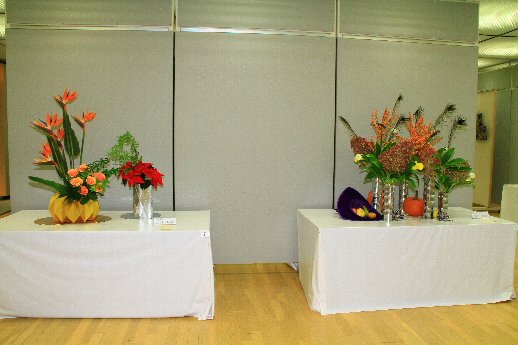 白い布が掛けられた台の上に展示されている生け花の写真
