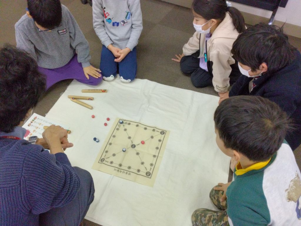 昨年度の体験講座の様子(世界中のボードゲームを体験している様子)