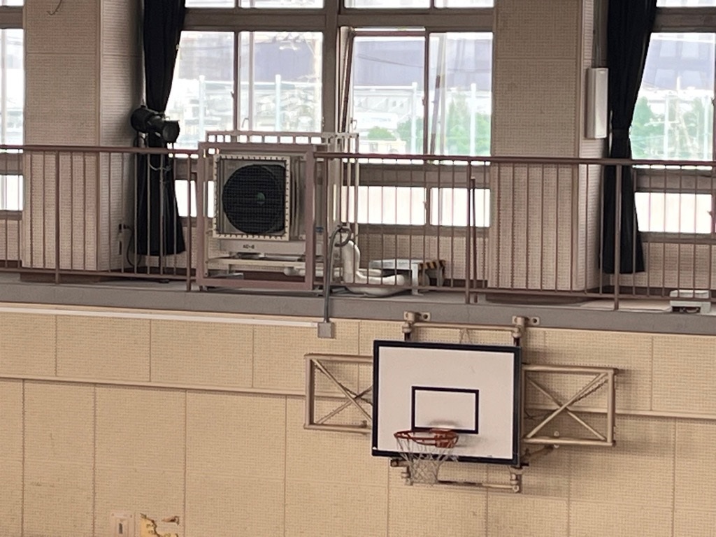 体育館に設置されたエアコン
