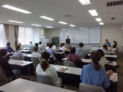 市役所会議室で講義を受ける様子