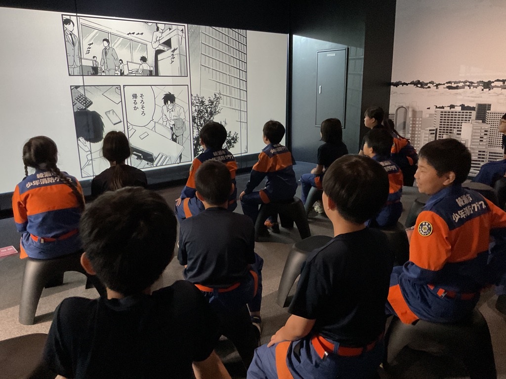 アニメを見て学ぶクラブ員