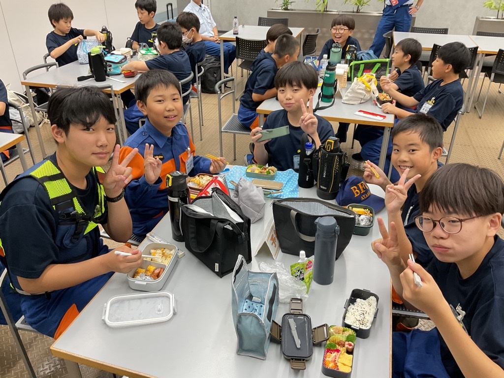 昼ごはんを食べるクラブ員