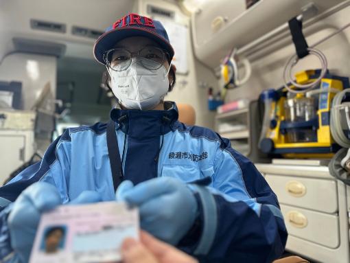 マイナ保険証を救急隊員に渡している様子