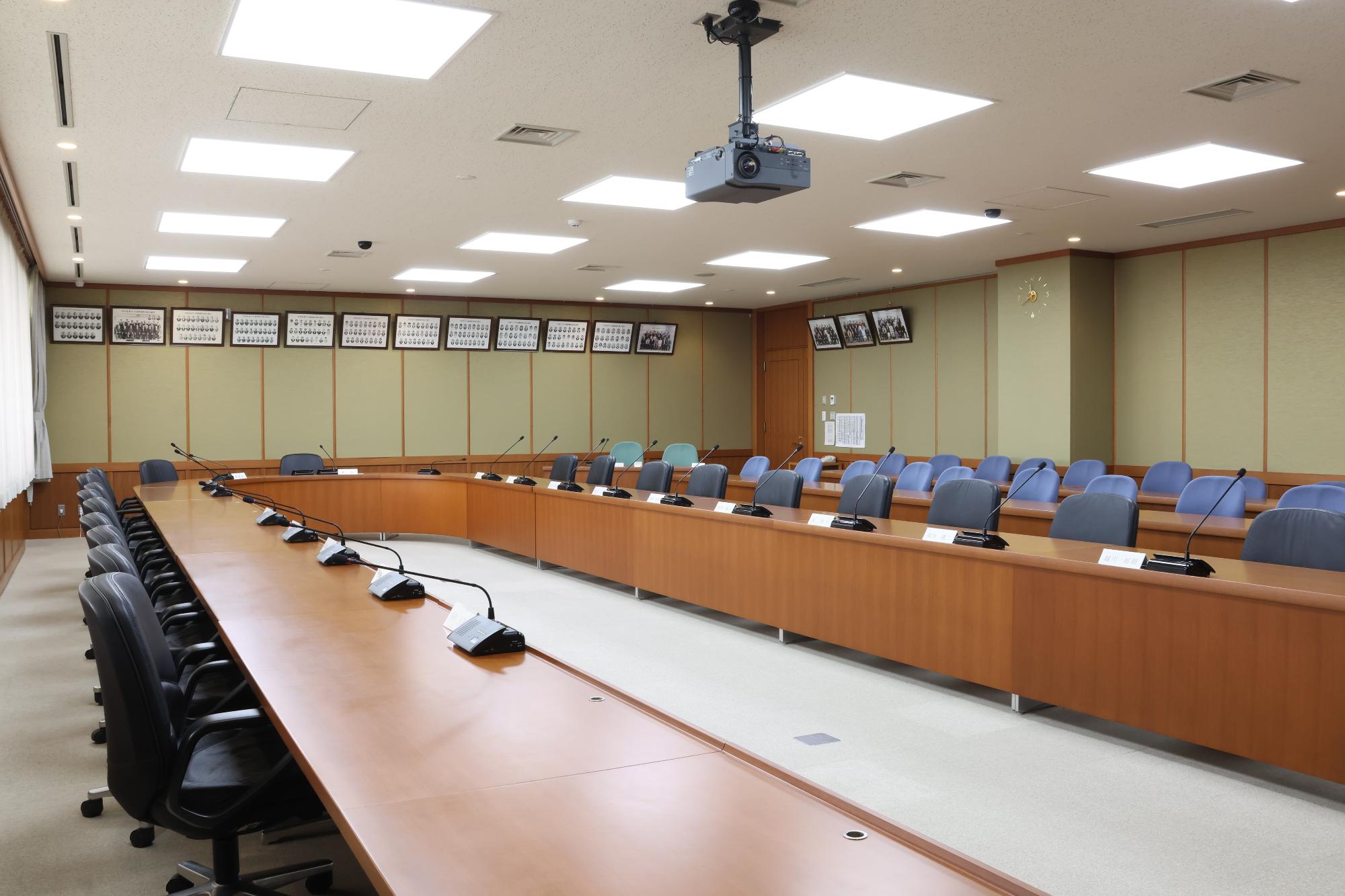 市役所議会棟