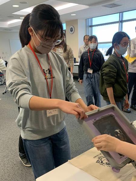 シルク印刷の技術を用いたエコバッグ作りの様子
