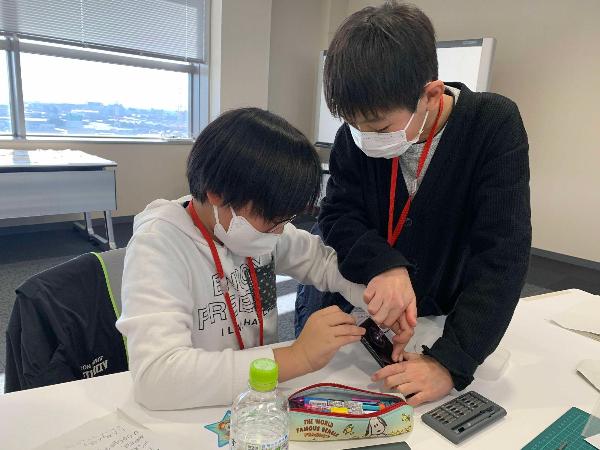 スマートフォン分解体験の様子