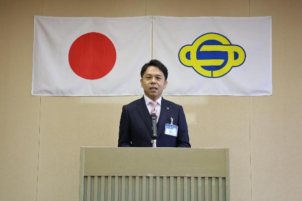 仕事始め式で職員へ呼び掛ける橘川市長