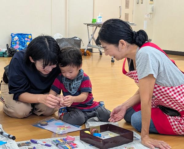 親子で工作をしている様子
