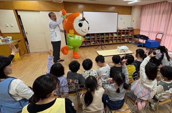 人権擁護委員の質問に答える園児の様子