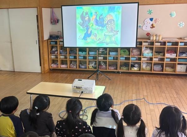 DVD紙芝居を見る園児の様子