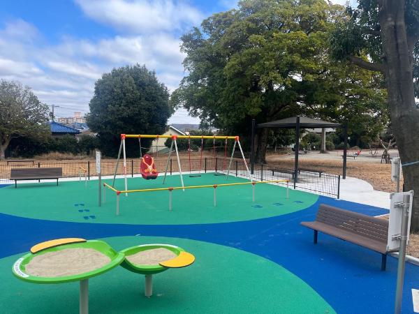 テーブル型砂場と三連ブランコ（サポートシート付）