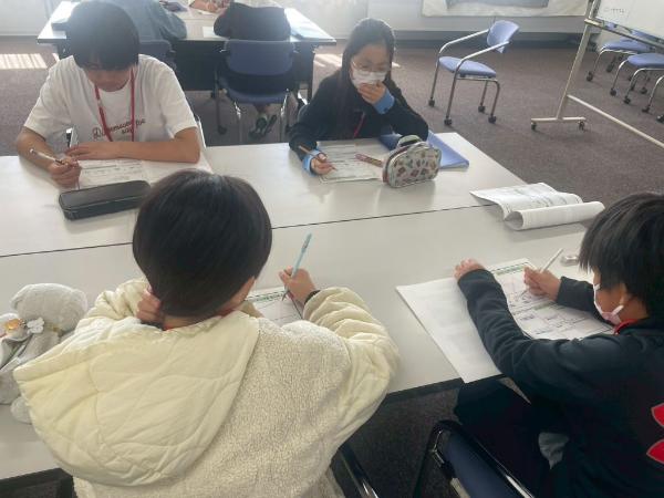 キッズが振り返りシートを作成している様子