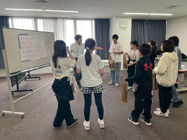 インドネシアの楽器「アンクルン」を演奏する様子