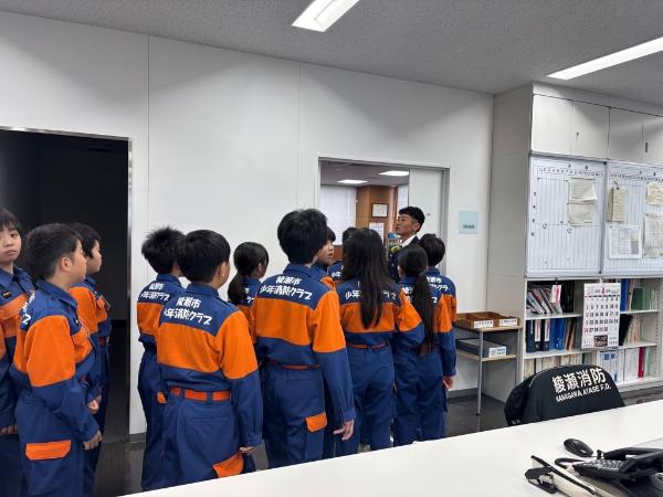入会式後の庁舎見学で消防長室を見学しているところ