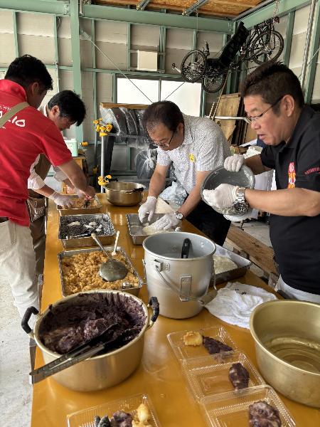 餅を振る舞う様子