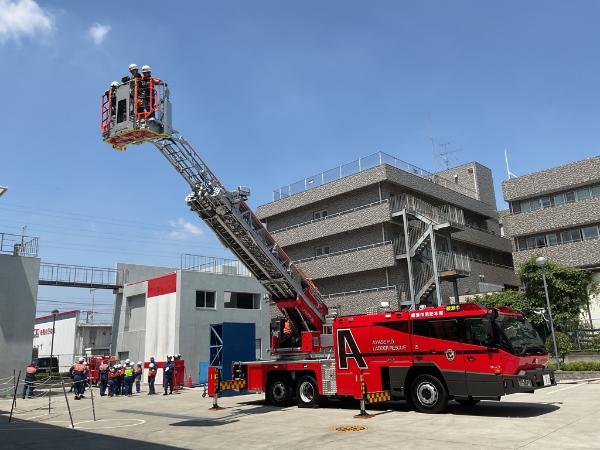 クラブ員がはしご車に乗っているところ