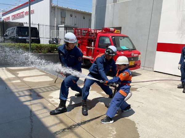 クラブ員が放水訓練をしているところ