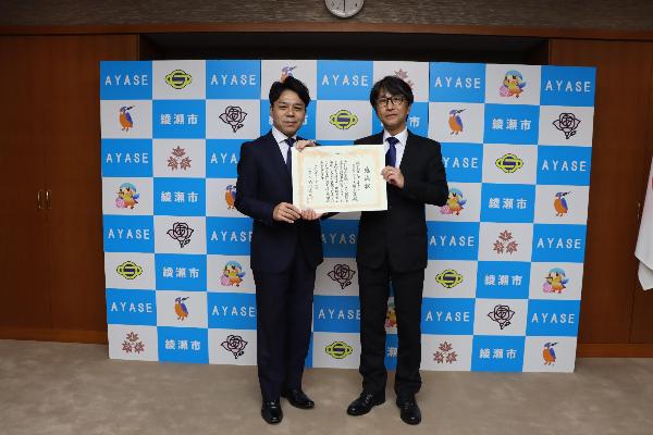 株式会社いすゞテクノ 代表取締役社長 太田 正勝（おおた まさかつ）氏と橘川市長による記念写真