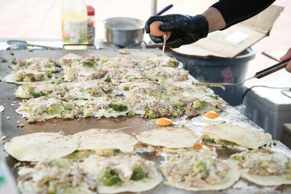へそグルメ「ブタッコリーへそ焼き」