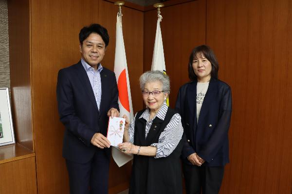 市への寄付の様子