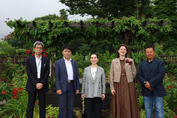 集合写真（左から永井副市長、橘川市長、駐在ブルガリア共和国特命全権大使のマリエタ・アラバジエヴァ氏、通訳のコストヴァ・イリヤナ氏、あやせローズガーデン総合監修者の河合伸志氏）