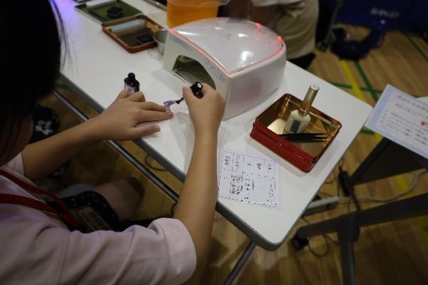 ネイリスト体験でネイルチップを作る様子