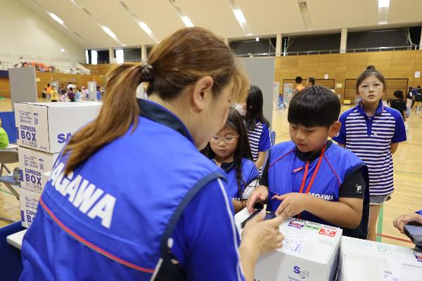 運送会社の配達を体験する様子