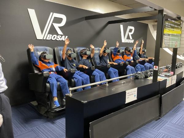 VRで大規模災害を疑似体験するクラブ員