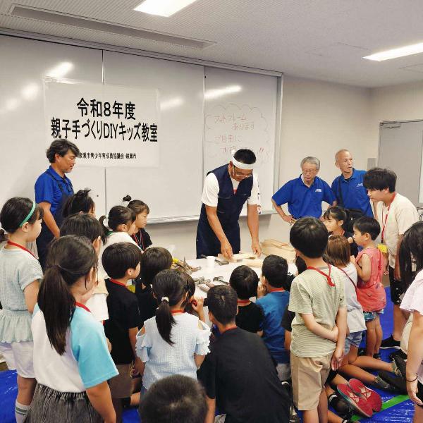 大工さんのデモンストレーションに夢中になる子どもの様子