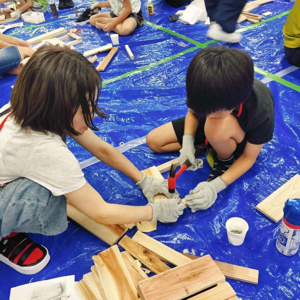 親子が協力して工作を進める様子